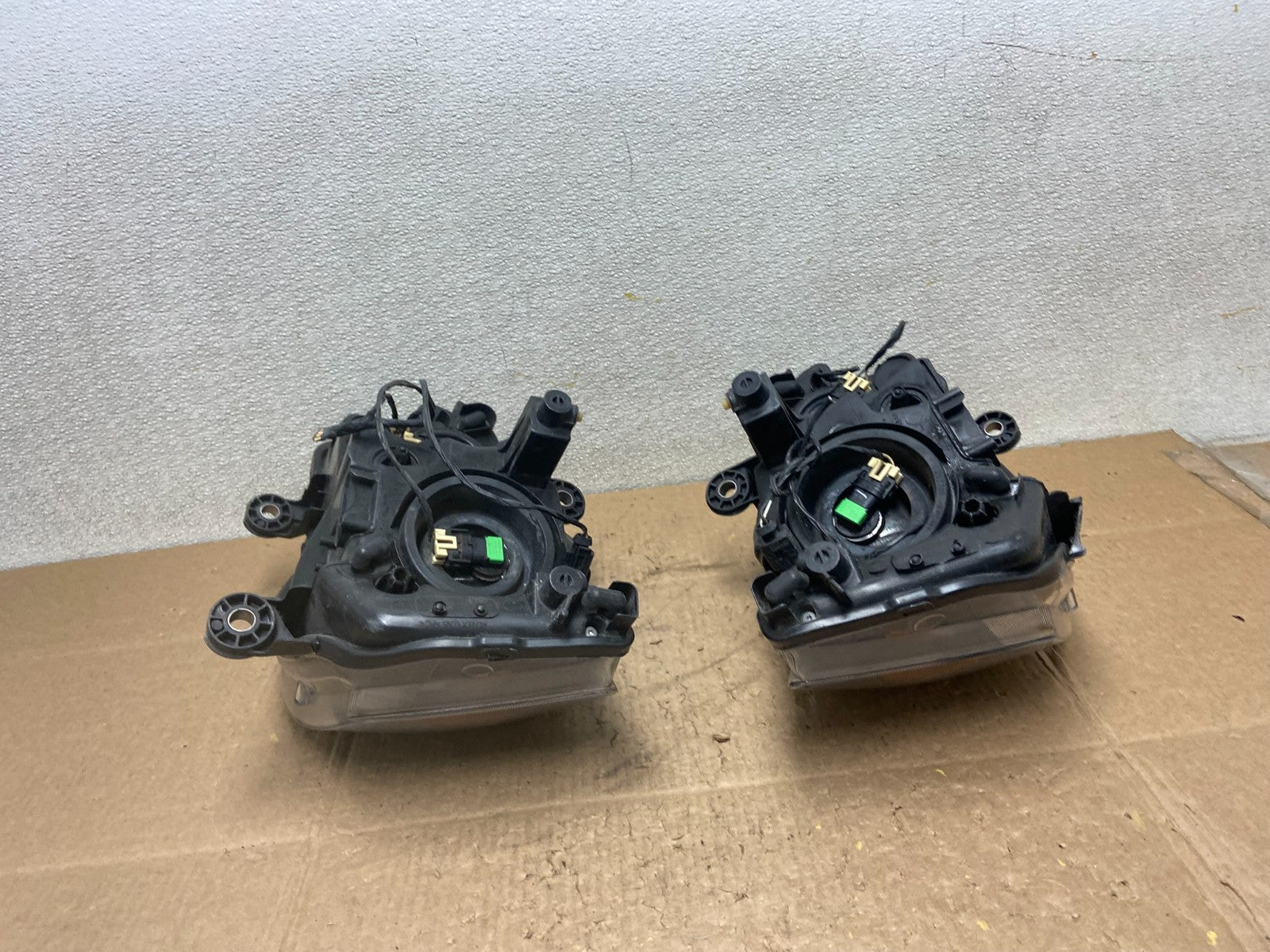 2008 to 2016 Chrysler Town and Country Left+Right Side Headlights Y9168 DW11