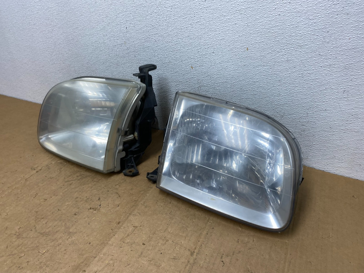 2000 - 2004 Toyota Tundra Left+Right Side Halogen Headlights AD1381 DW1