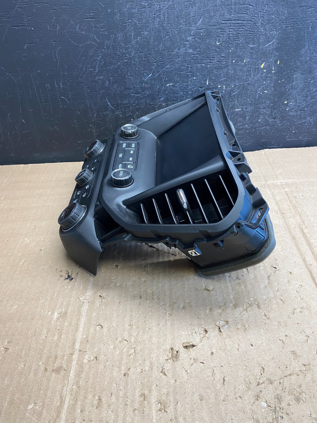 2018 2019 GMC Acadia Radio Display Screen Climate Control Air Vent AE1856 DG2