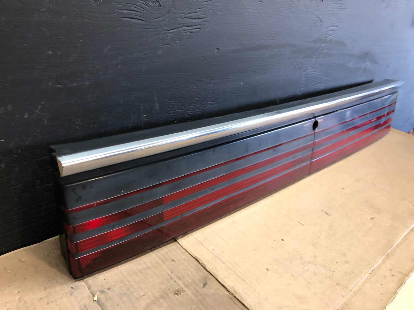 1987-1992 Chrysler LeBaron Convertible Center Tail Light Panel Trim D9206 DG12