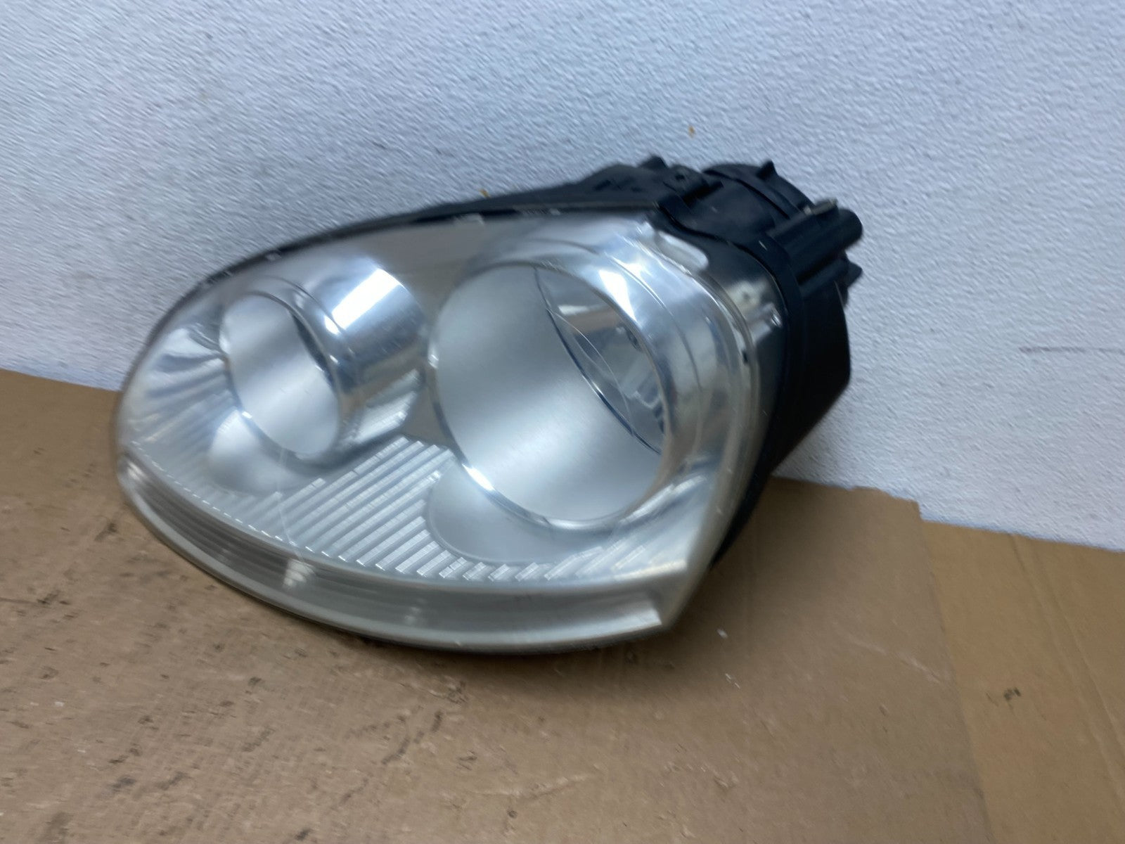2005 to 2010 Volkswagen Jetta Left Driver LH Side Headlight Halogen AD8222 DW1