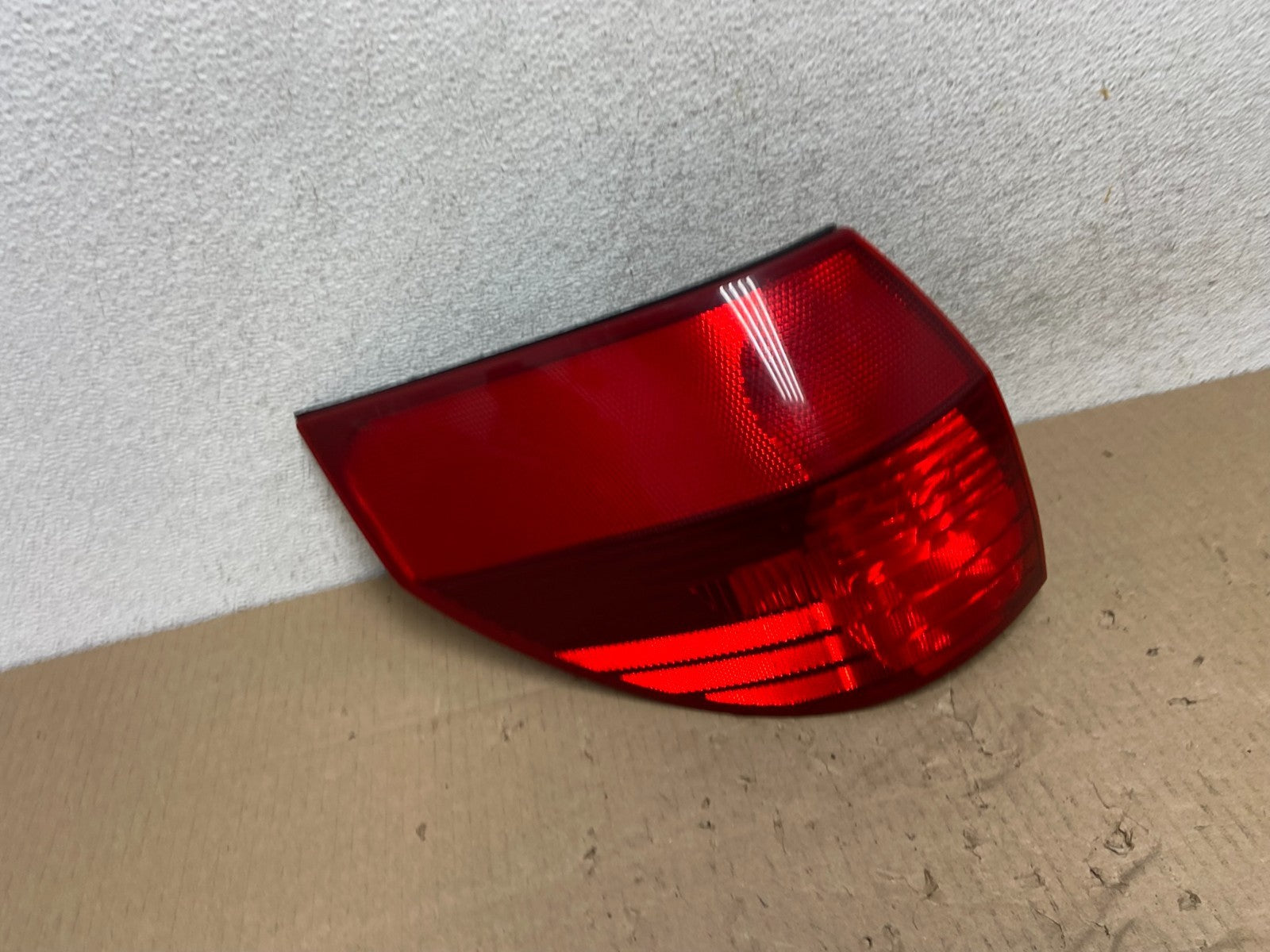 2004 to 2005 Toyota Sienna Left Driver LH Side Tail Light AG5909 DW2