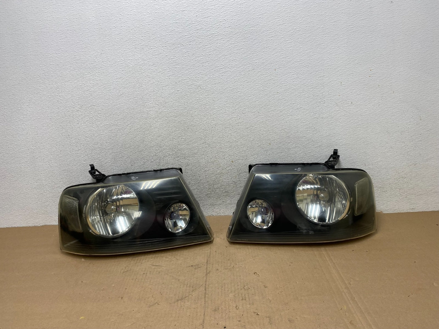 2004 to 2008 Ford F-150 F150 Left+Right Halogen Headlights AG4668 DW0