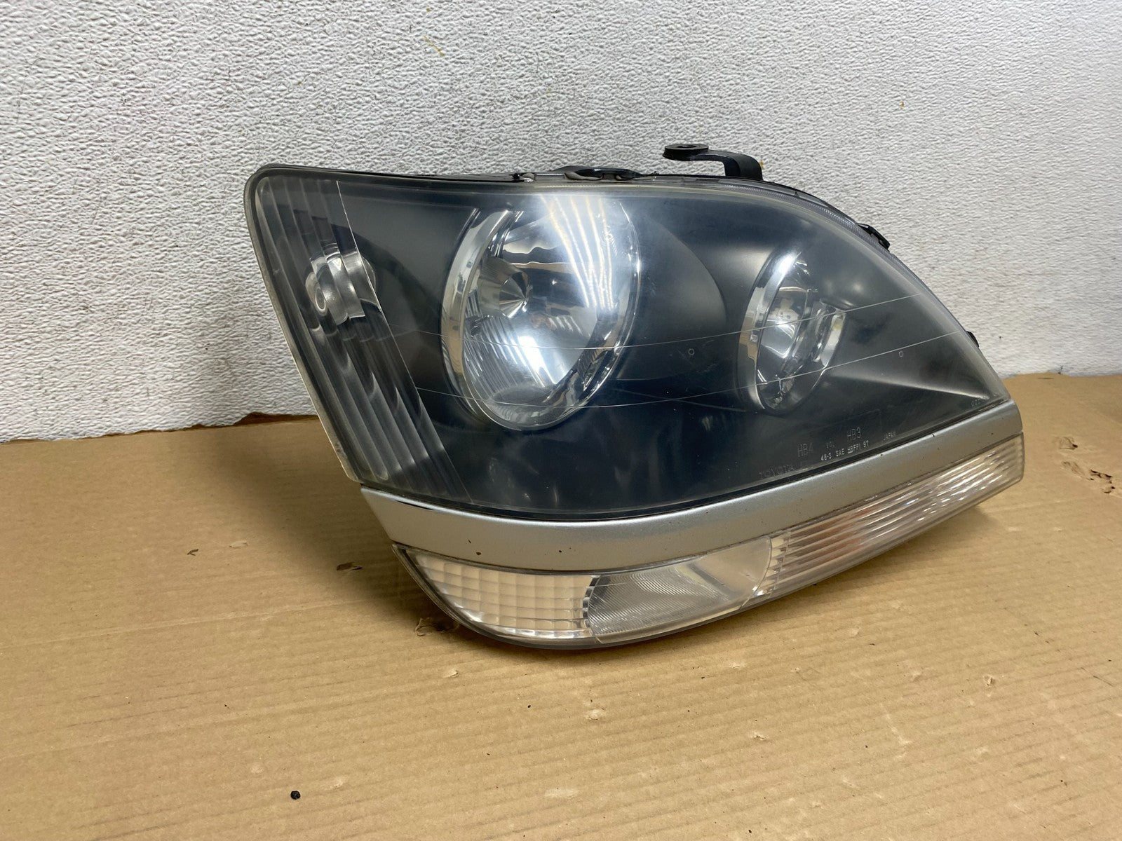 1999 to 2003 Lexus RX300 Right Passenger Headlight Halogen AG9316 DW1