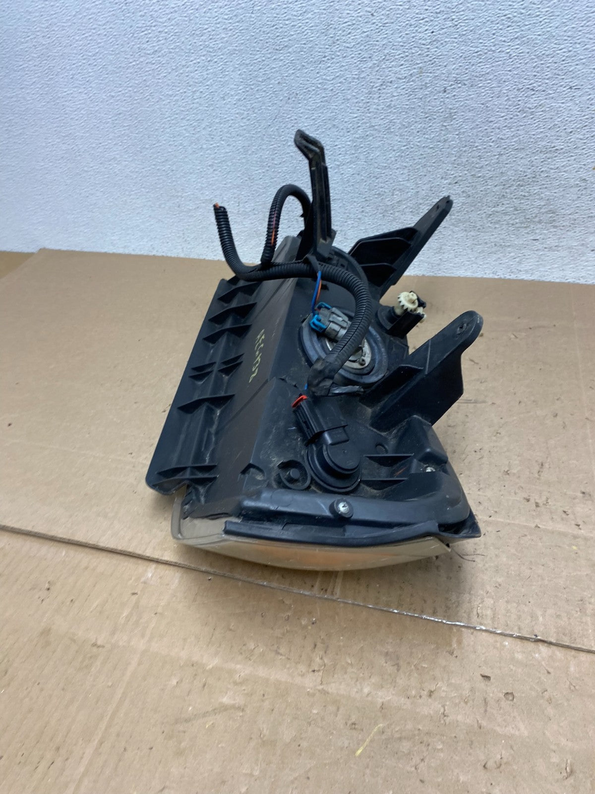 2006 to 2007 Saturn Vue Headlight Right Passenger Side Halogen AE6138 DW7