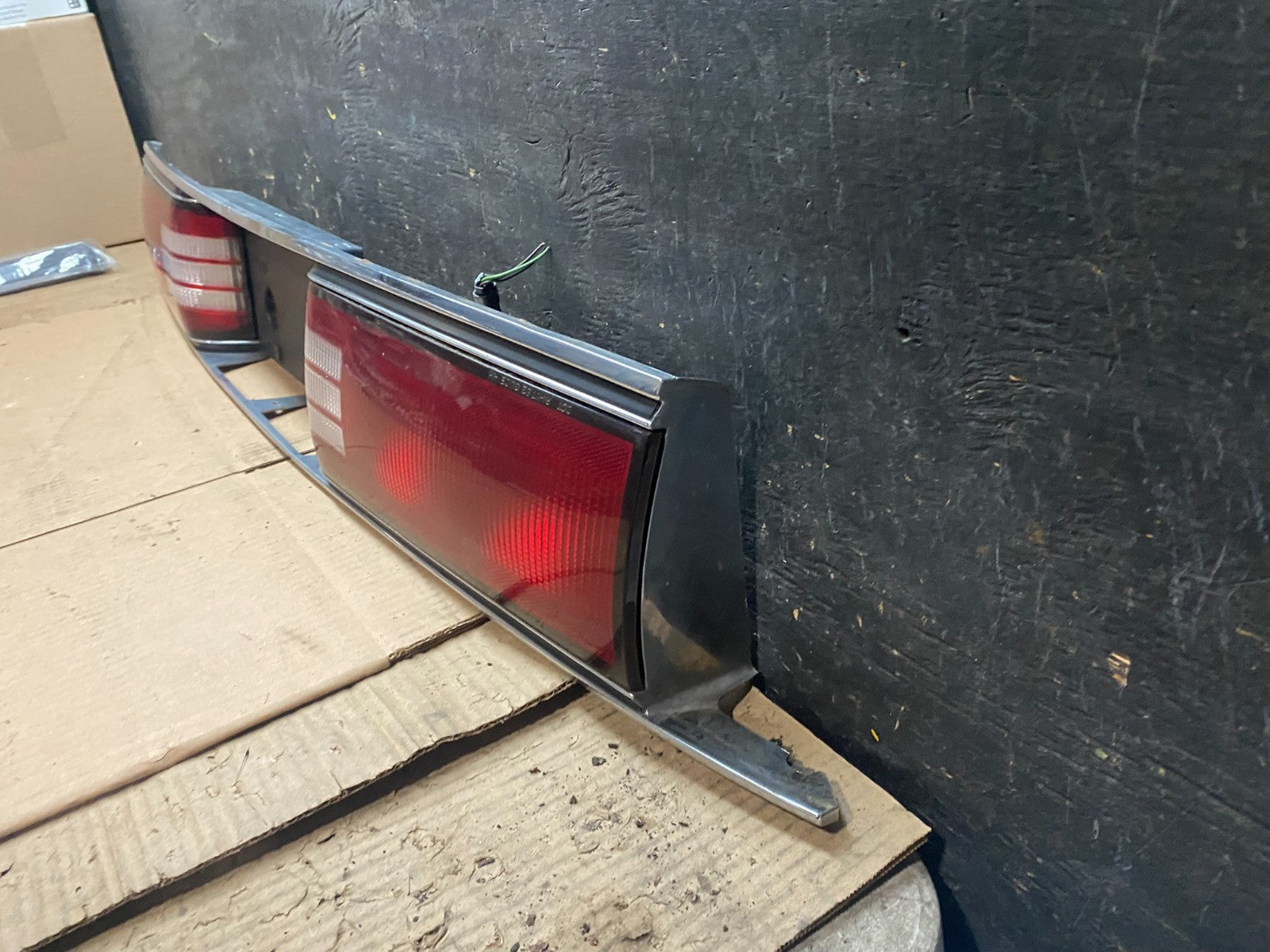 1992 to 1995 Buick Lesabre Trunk Rear Center Tail Light Panel W2531 DG1