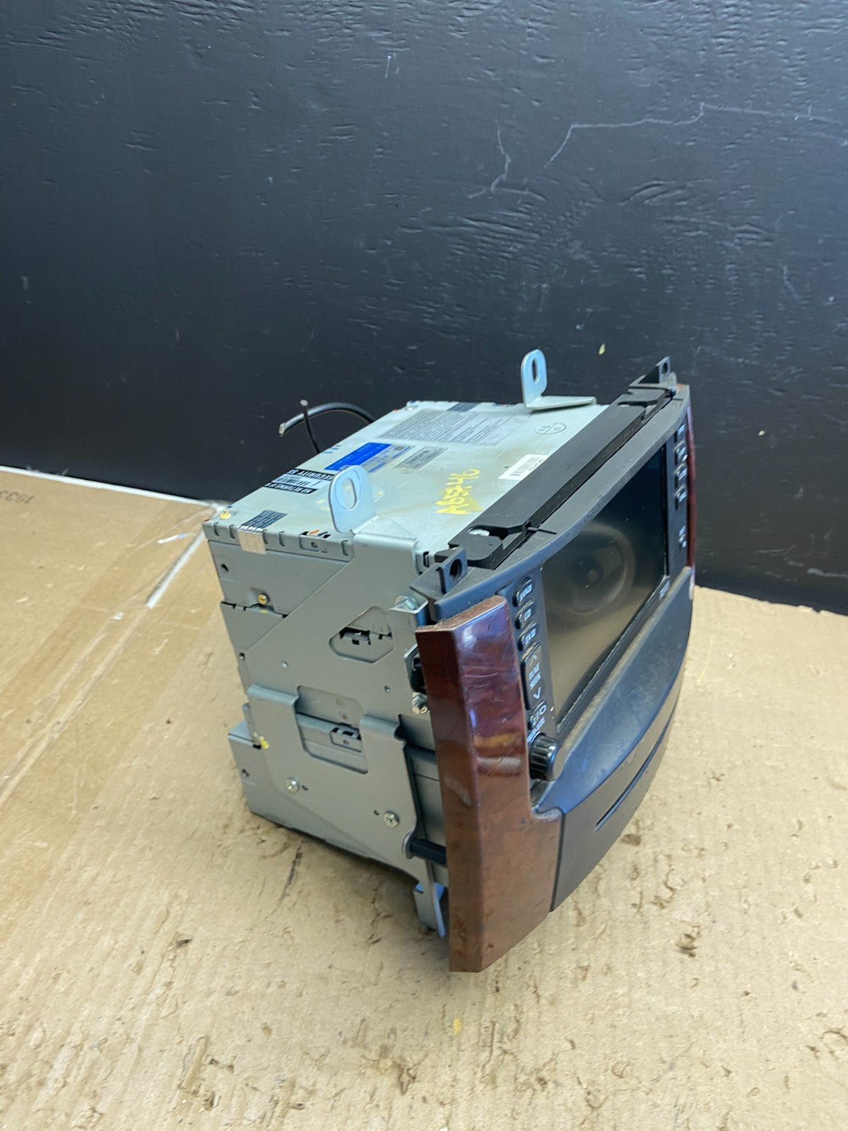 2004 to 2006 Cadillac SRX Audio Equipment Radio Am-Fm Screen Cd Player AB5746 DG3