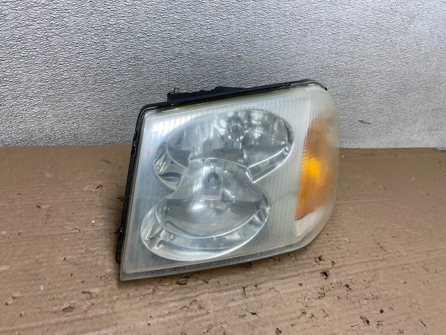 2002 to 2009 Gmc Envoy Left Driver Lh Side Headlight Halogen Oem AB1594 DW2