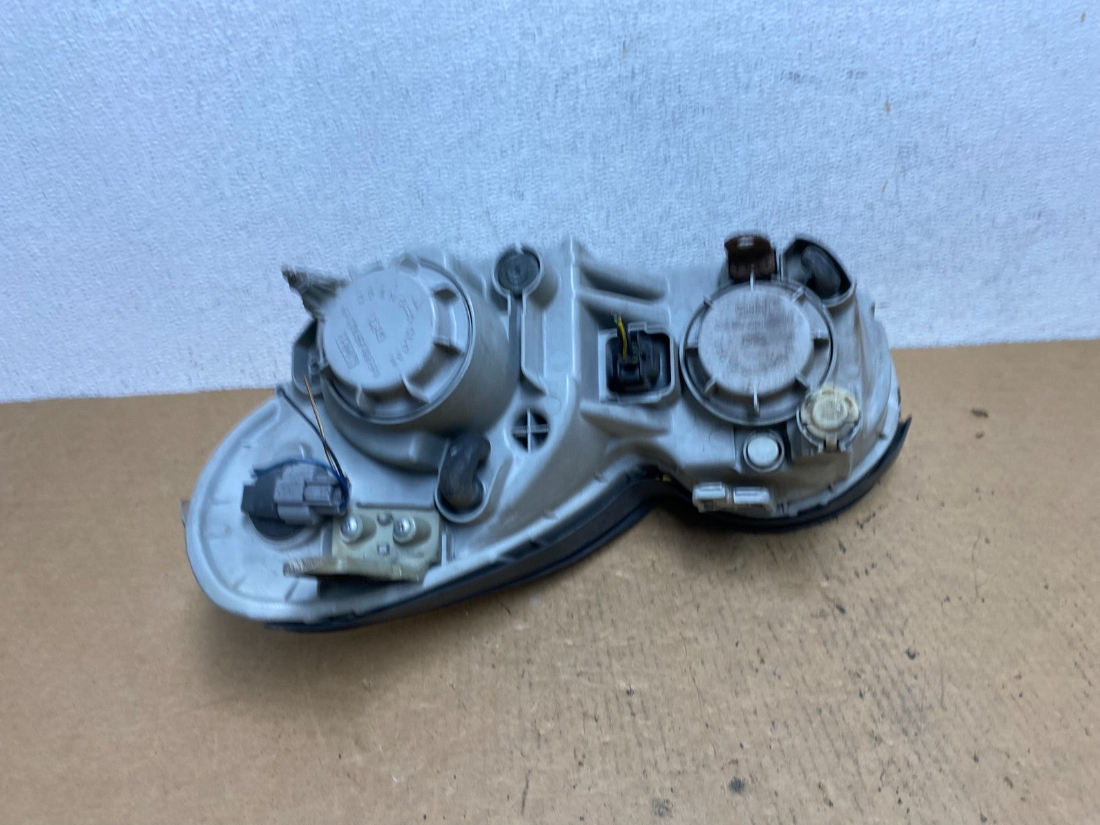 2002-2005 Hyundai Sonata Right Passenger Headlight Halogen AD4670 DW4