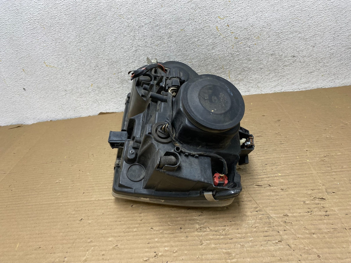 2004 to 2006 Chrysler Pacifica Headlight Right Passenger Projector AH2543 DW9