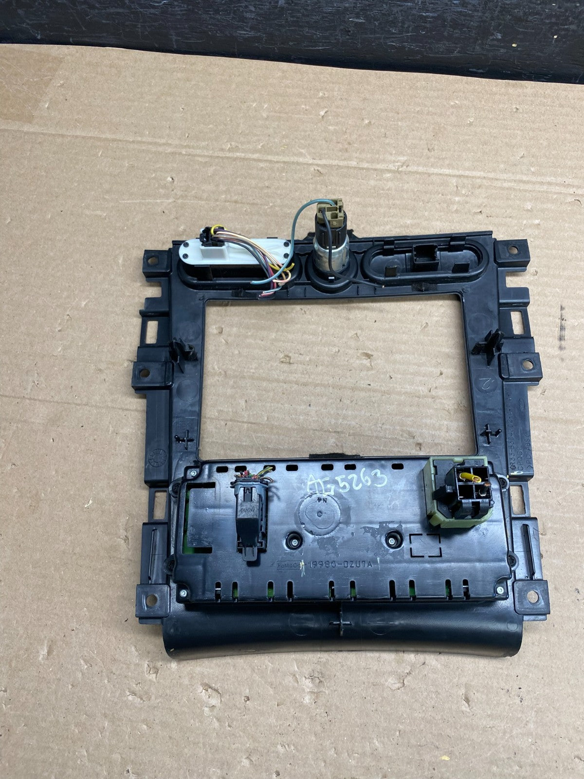 2005 to 2009 Ford Mustang Heater Climate Control Radio Dash Bezel AG5263 DG3