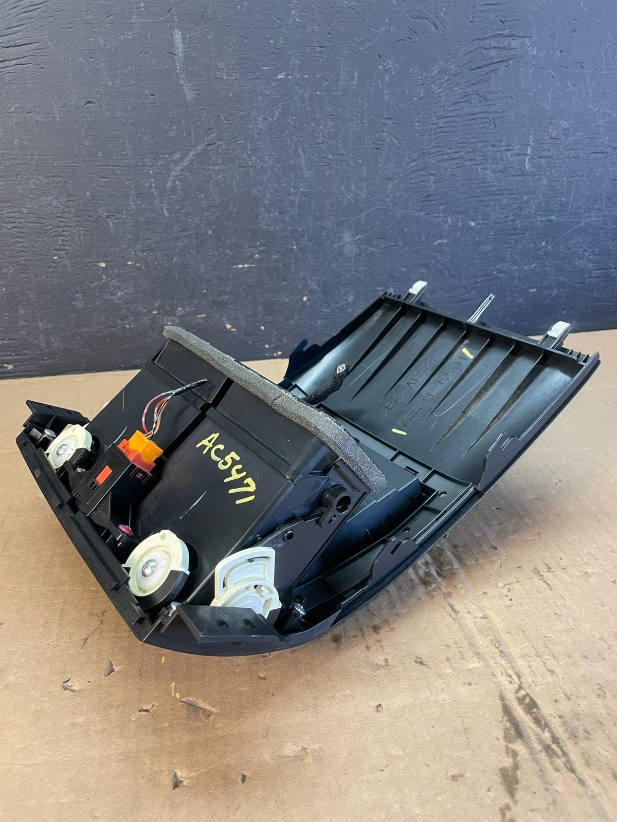 2007 to 2013 Suzuki Grand Vitara Center Console Air Vent ac5471 DG6