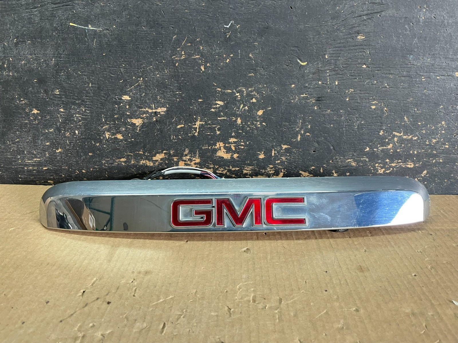 2007-2012 GMC Acadia Chrome Tailgate Rear Finish Molding Back W/Camera AB3093 DG0