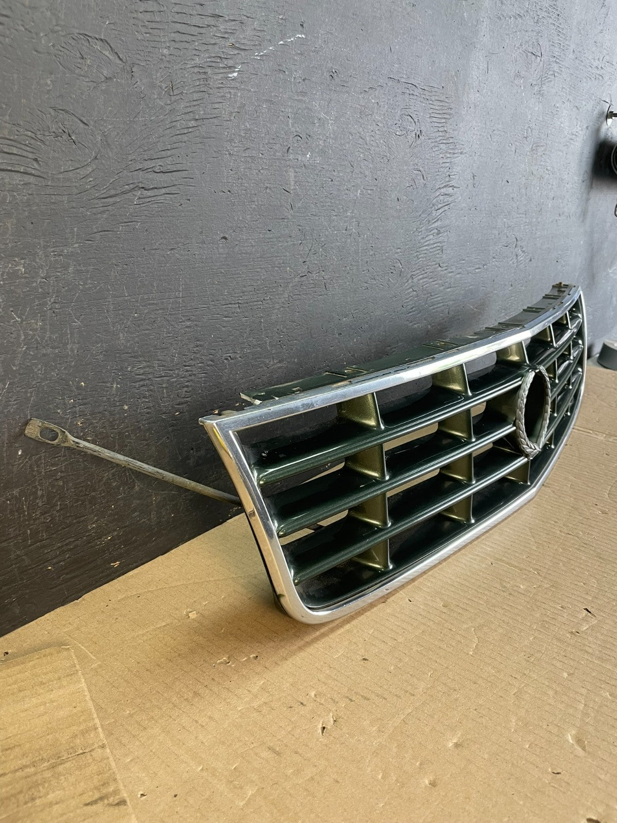 1998 to 2004 Cadillac Seville Front Upper Grille Grill AE3712 DG2