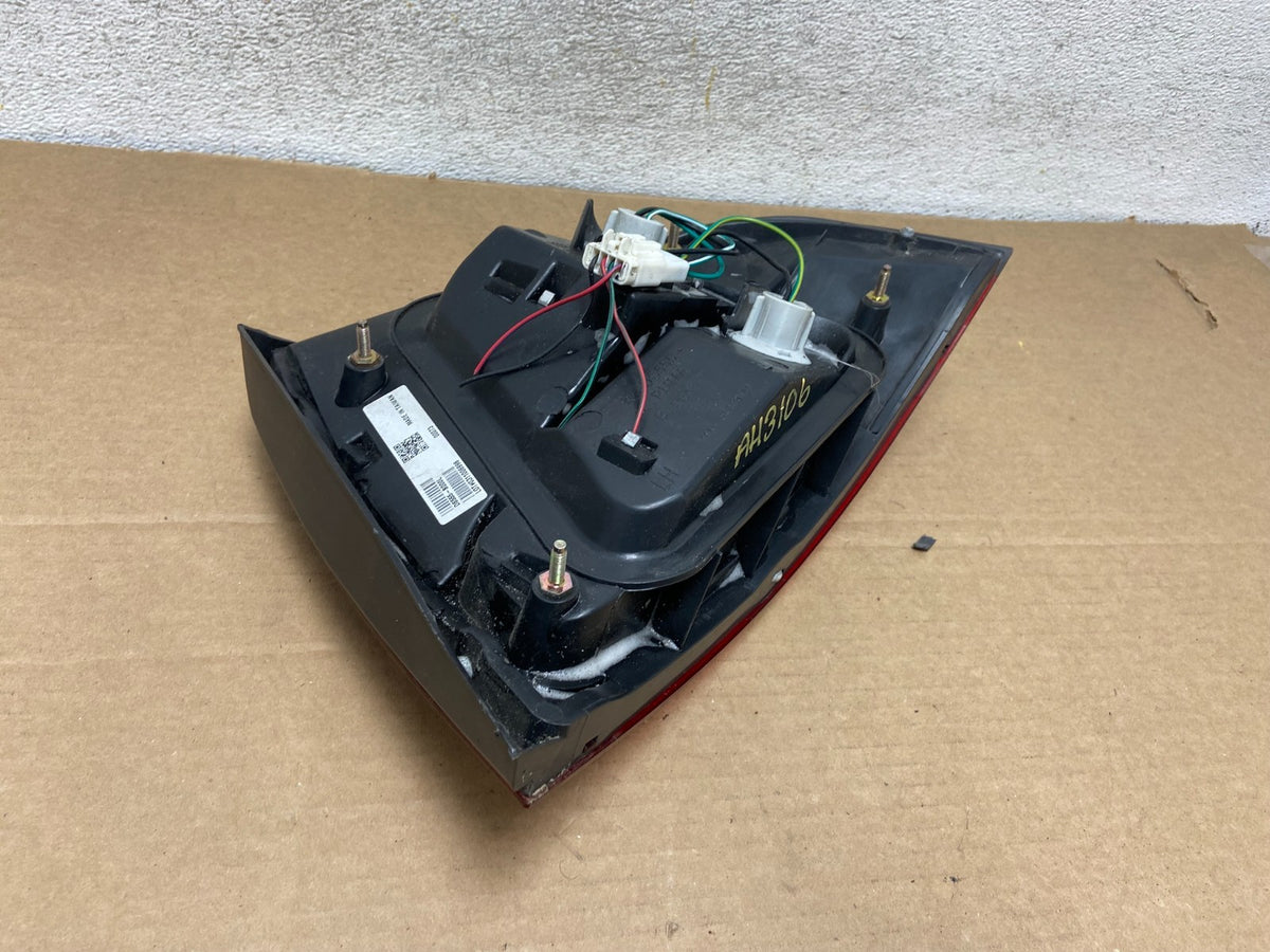 2000 2001 2002 2003 Nissan Sentra Left Driver Side Tail Light AH3106 DW5