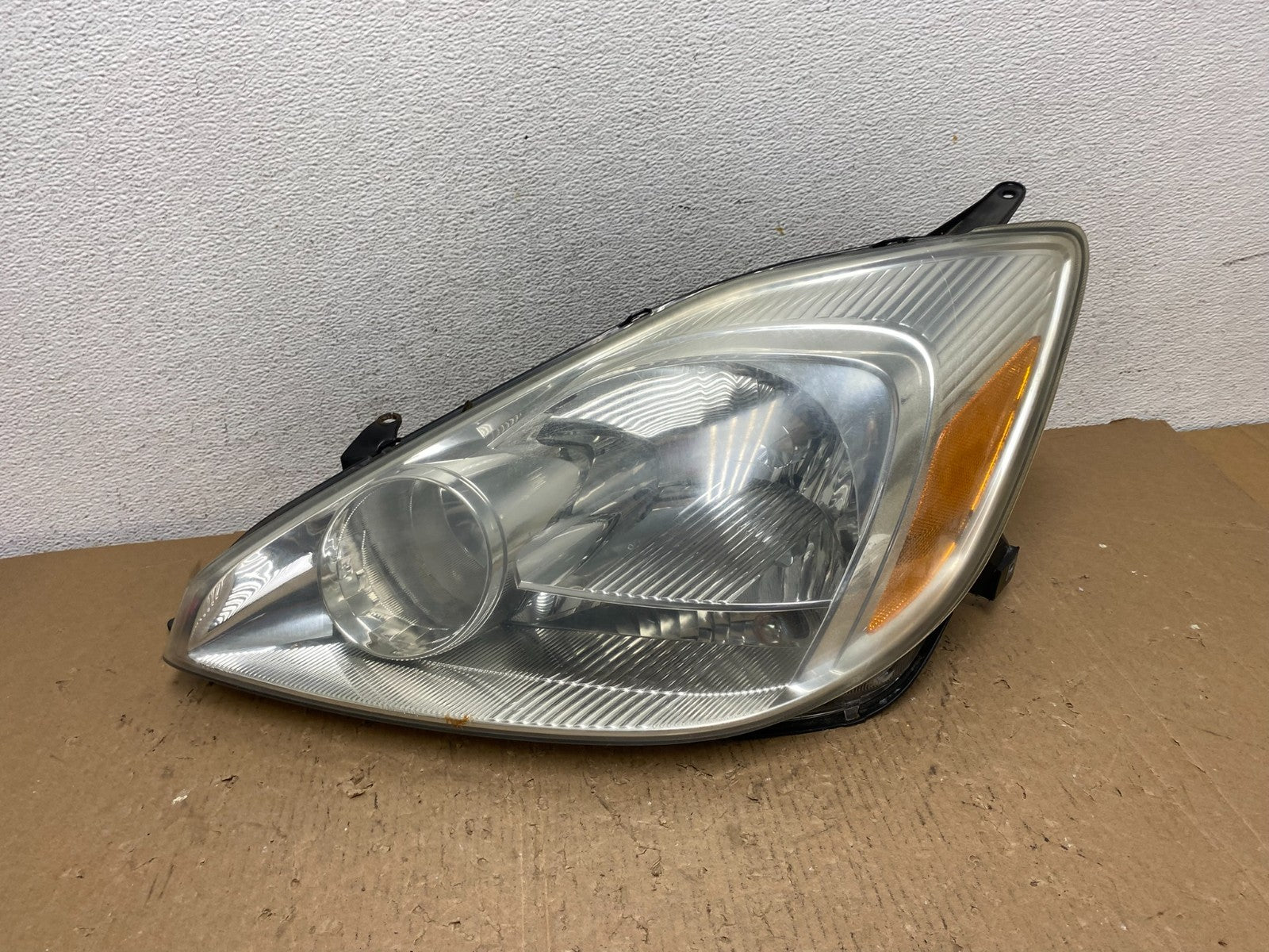 2004-2005 Toyota Sienna Left Driver LH Side Halogen Headlight AD8805 DW0