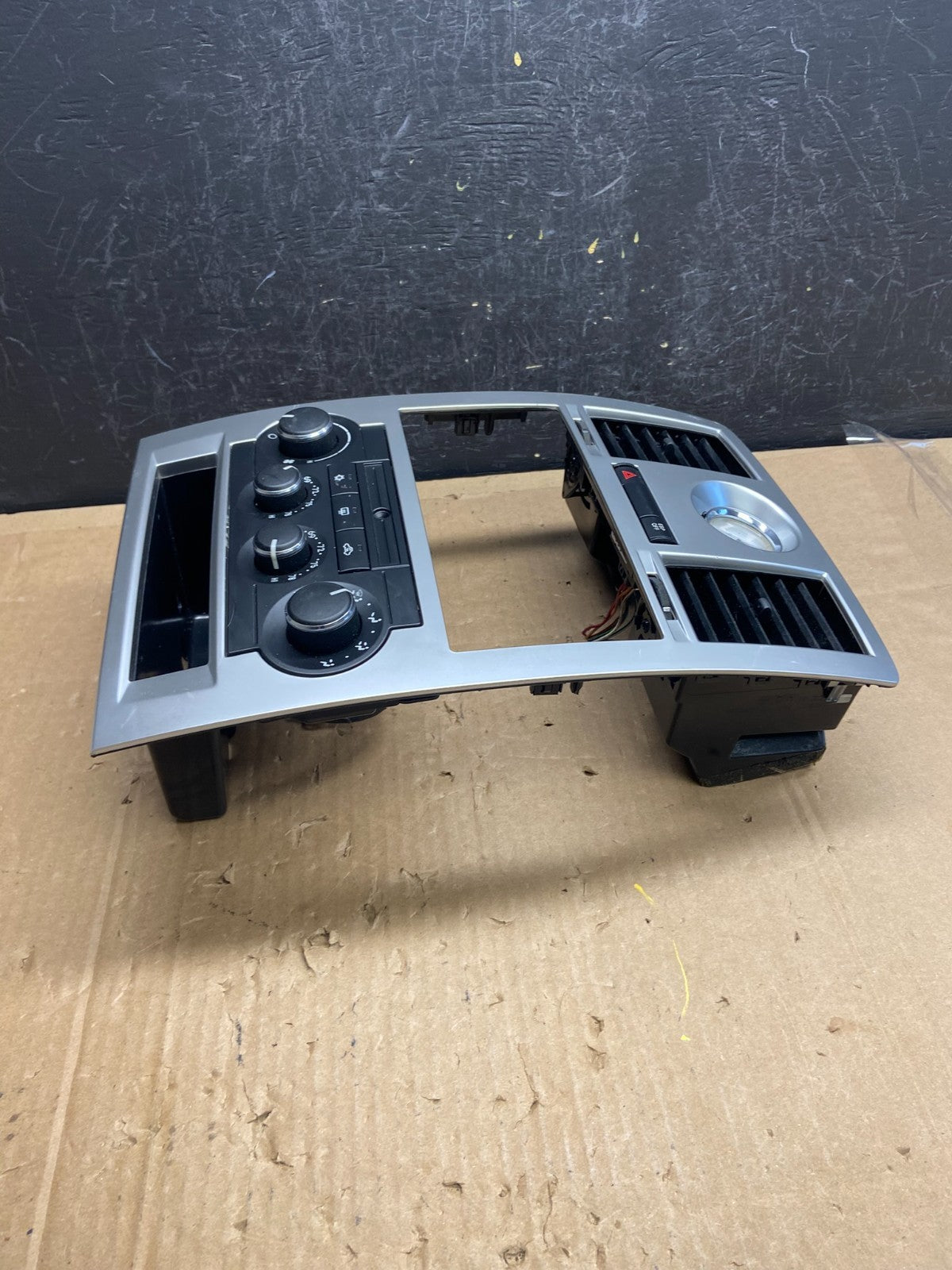2008 to 2010 Chrysler 300 Dash Heater A/C Climate Control Radio Panel AD2219 DG3