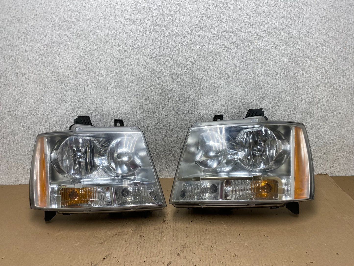 2007 to 2013 Chevrolet Suburban Tahoe Left+Right Set Headlights AE8824 DW0