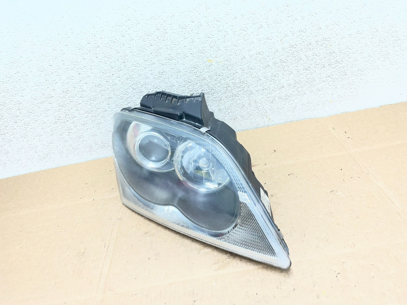 2004 to 2006 Chrysler Pacifica Headlight Right Passenger Xenon OEM Y8907 DW1