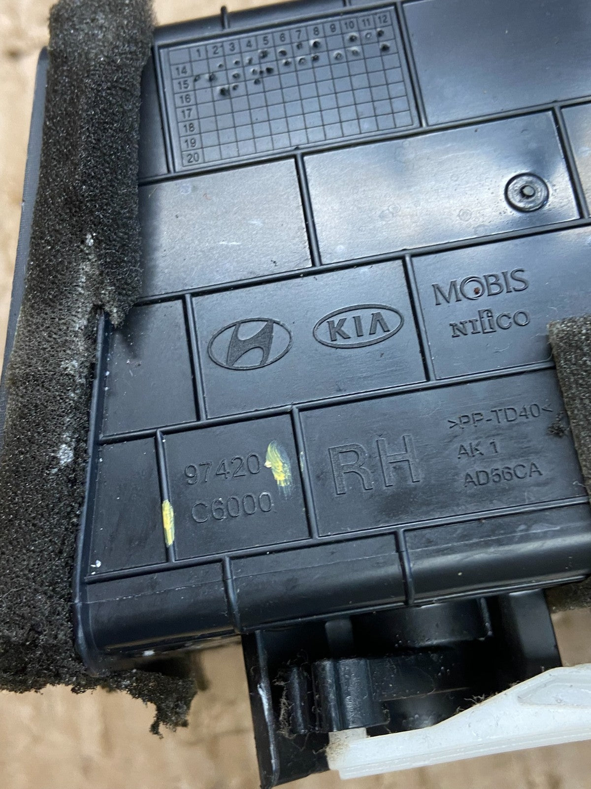 2016 - 2018 Kia Sorento Center Console Radio Air Vent Bezel Trim af6417 DG5