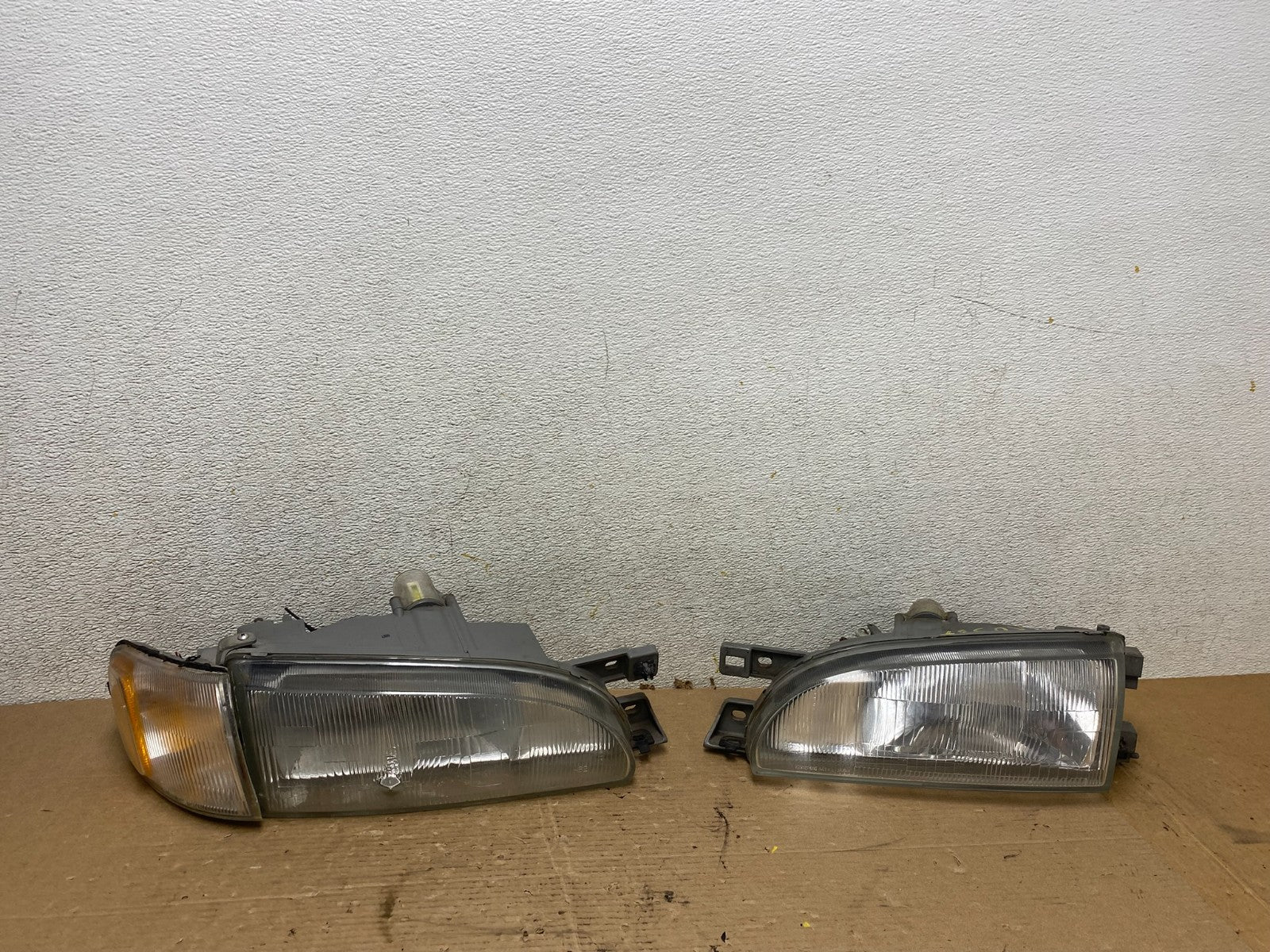 1993 to 1996 Subaru Impreza Wagon Left+Right Set Side Halogen Headlight R0387 DG0