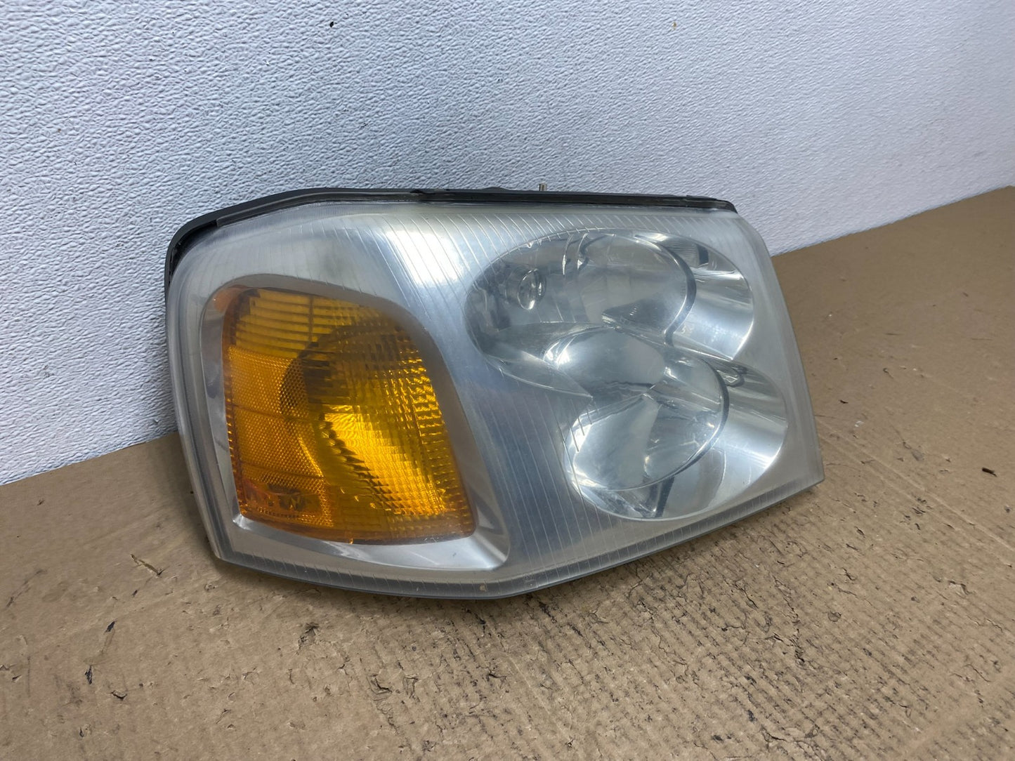 2002 to 2009 Gmc Envoy Right Passenger RH Side Headlight Halogen AC4145 DW2