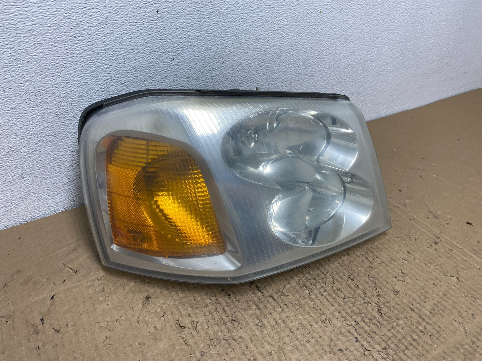 2002 to 2009 Gmc Envoy Right Passenger RH Side Headlight Halogen AC4145 DW2