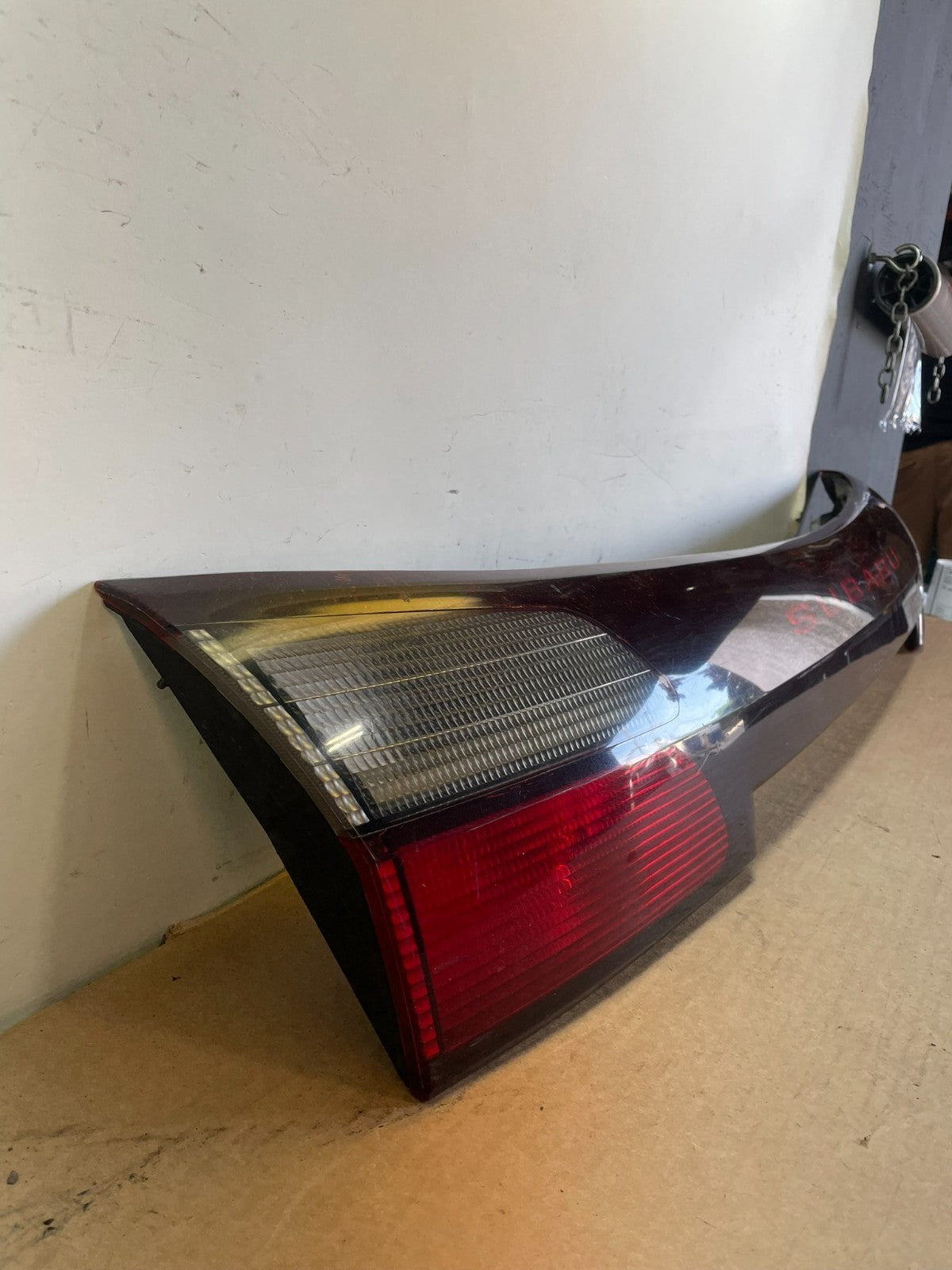2002 - 2004 Subaru Outback Trunk Hatch Lid Tail Light Panel Center AF8799 DG2