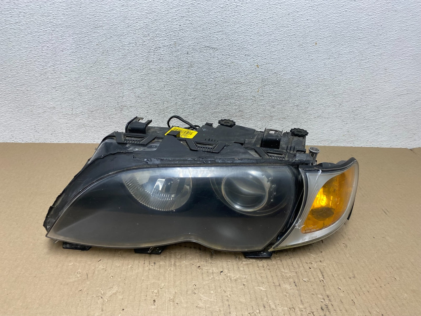 2002 to 2005 BMW 3 E46 Sedan Left Driver LH Xenon HID Headlight AE7064 DW0