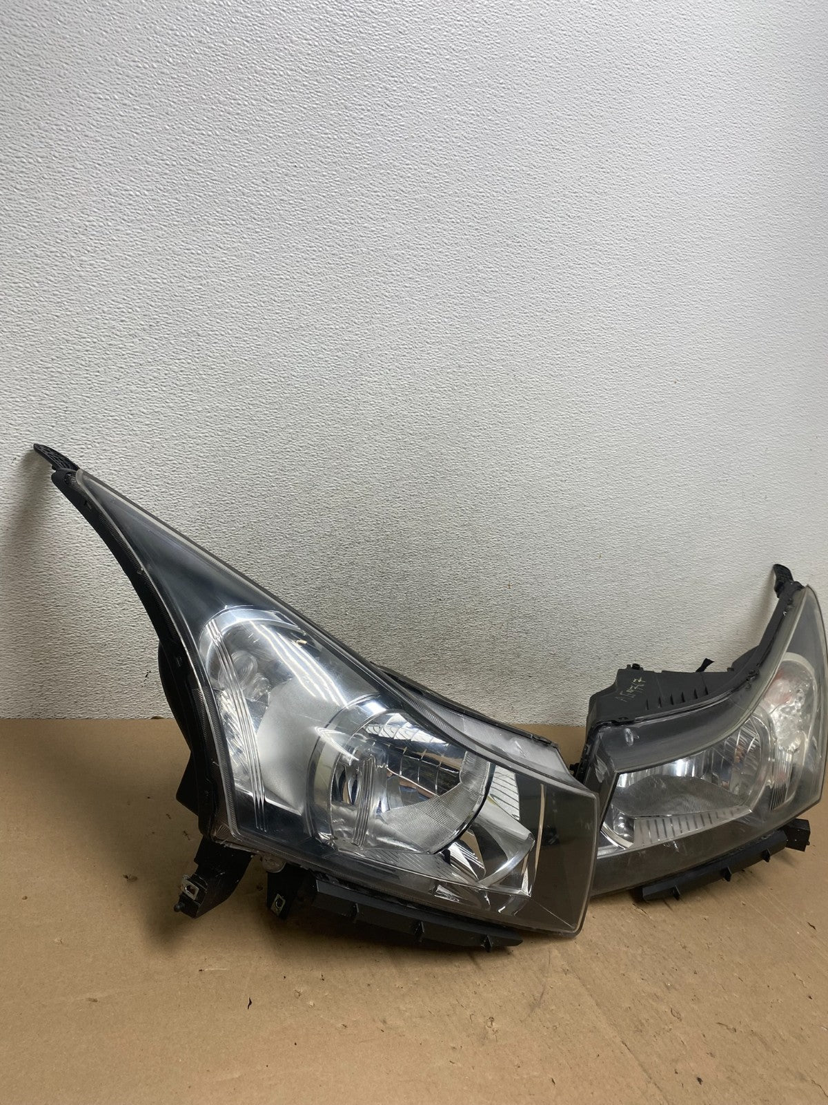 2011 to 2015 Chevrolet Cruze Halogen Left+Right Set Headlights AG4767 DW1
