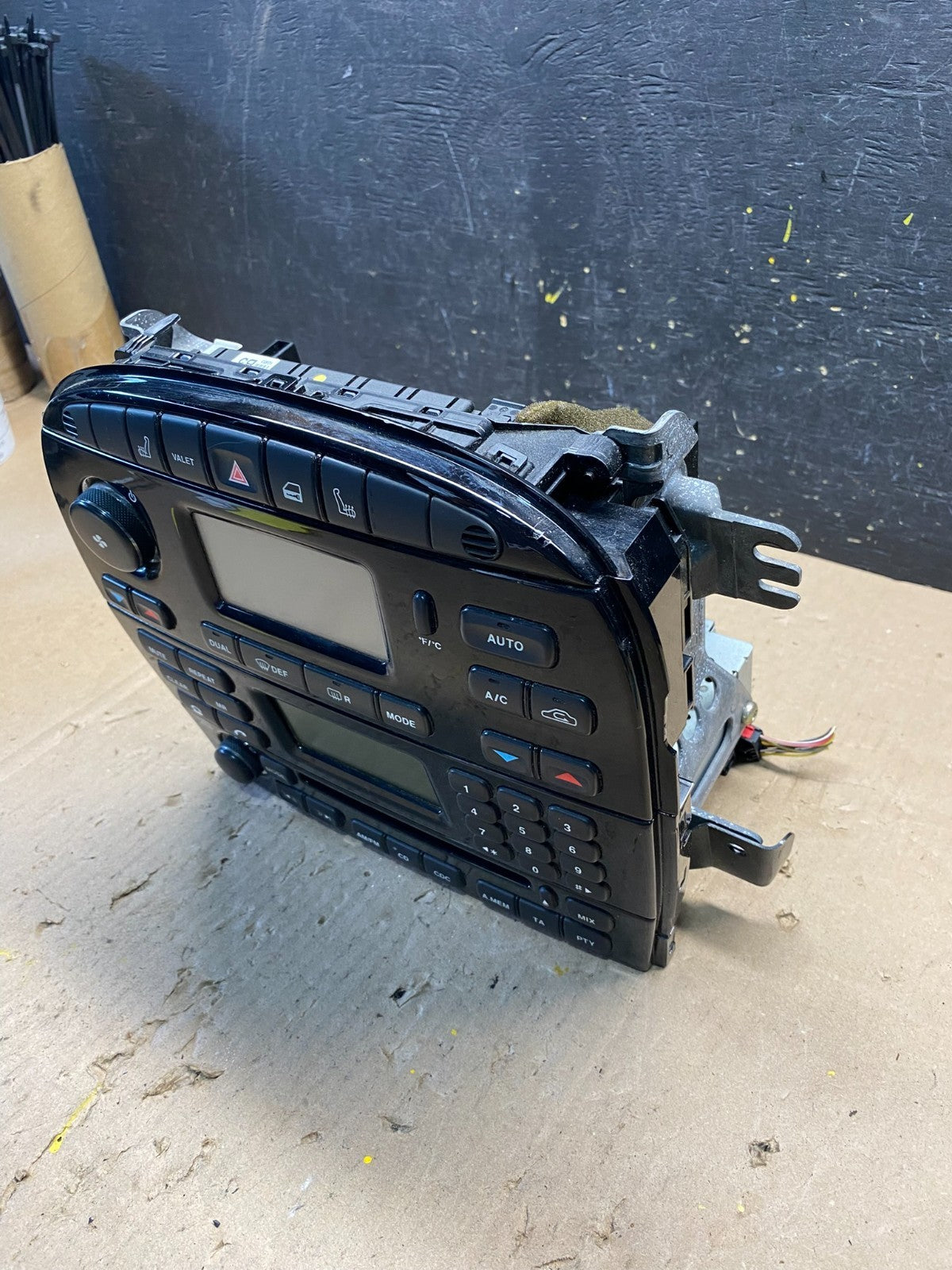 2004-2007 Jaguar XJ8 XJR  Climate Control Control Radio AM/FM Panel OEM R8915 DG2