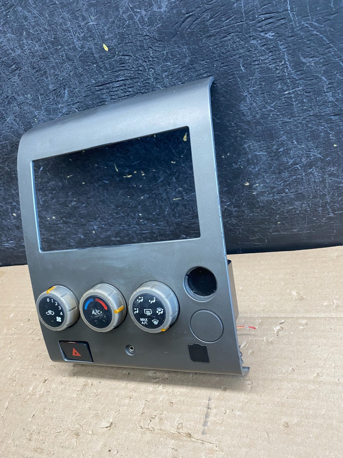2004 - 2007 Nissan Titan Armada Radio r Climate Control Bezel Trim AG8478 DG2