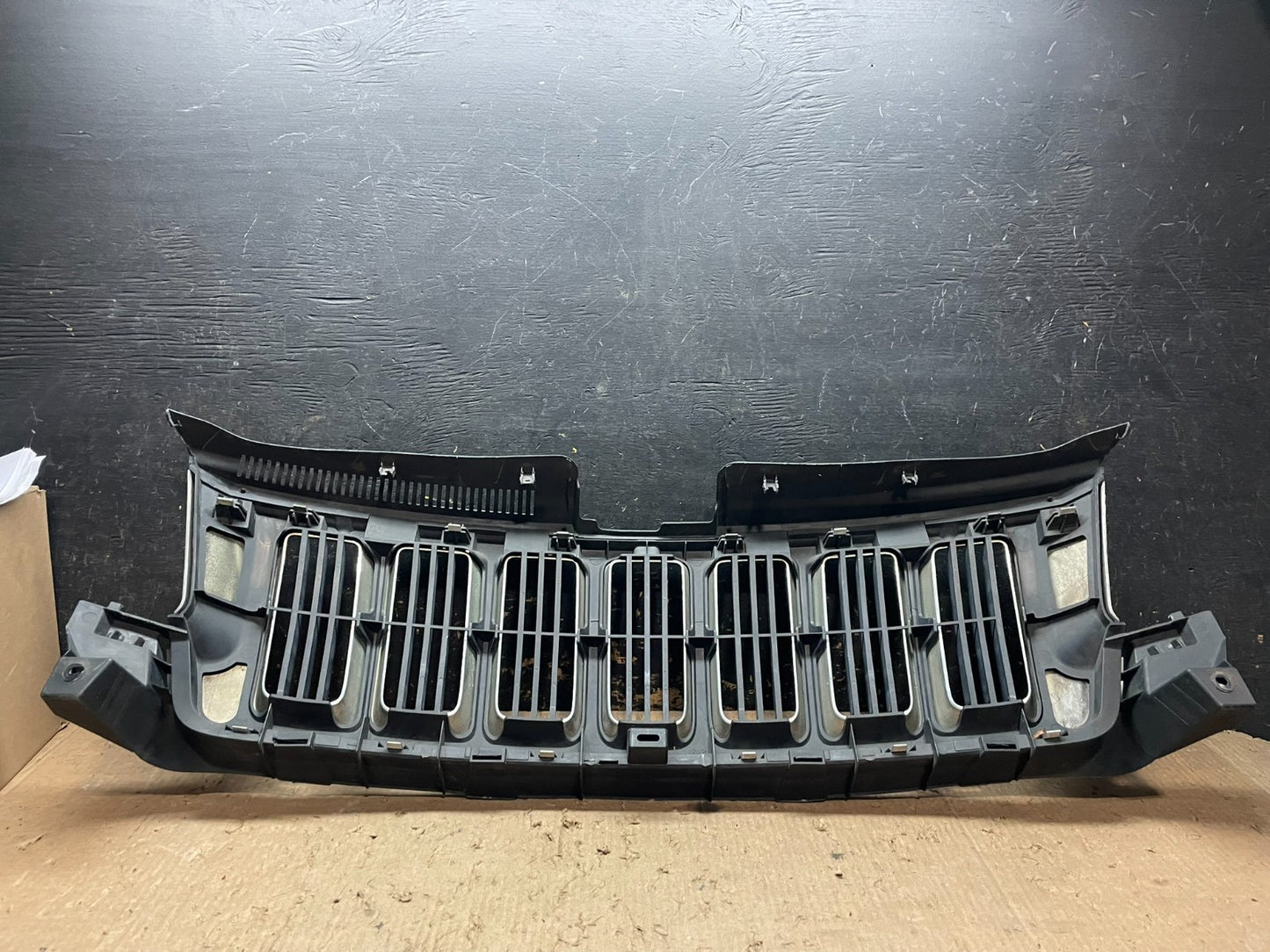2011 to 2013 Jeep Grand Cherokee Front Upper Grill Grille OEM z5692 DG4