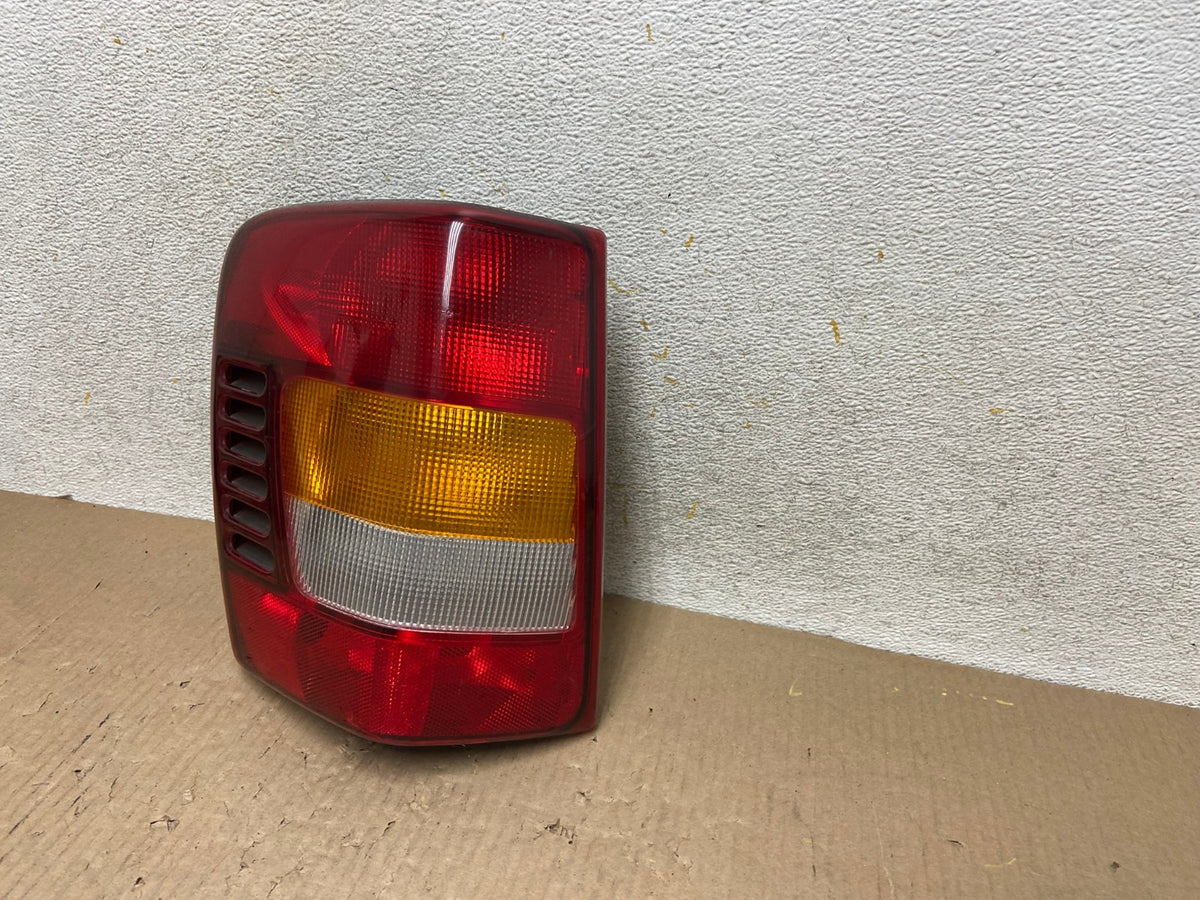 1999 - 2004 Jeep Grand Cherokee WJ Left Driver Lh Tail Light AH5900 LK2