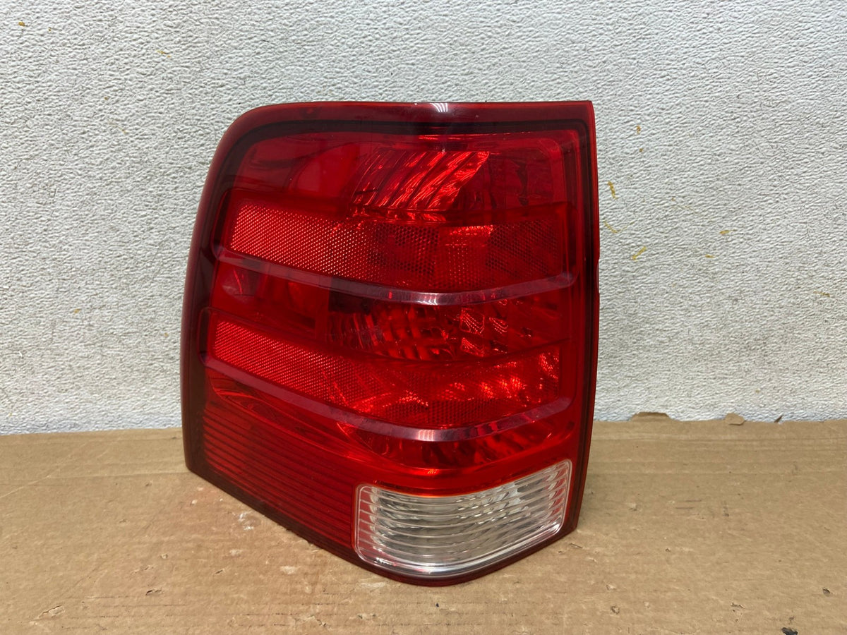 2003 2004 2005 2006 Ford Expedition Left Driver Lh Tail light AH8547 LK0