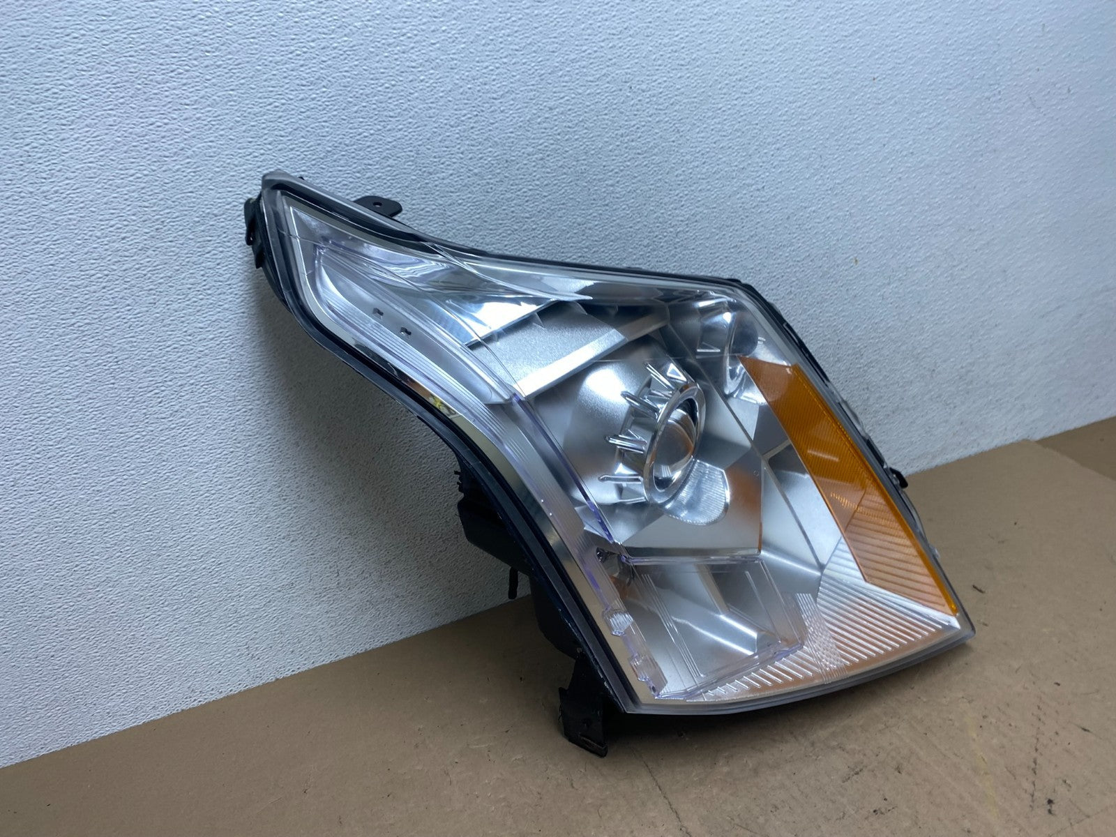 Halogen 2010 to 2016 Cadillac SRX Right Passegner Side Headlight TYC AE6884 DW2