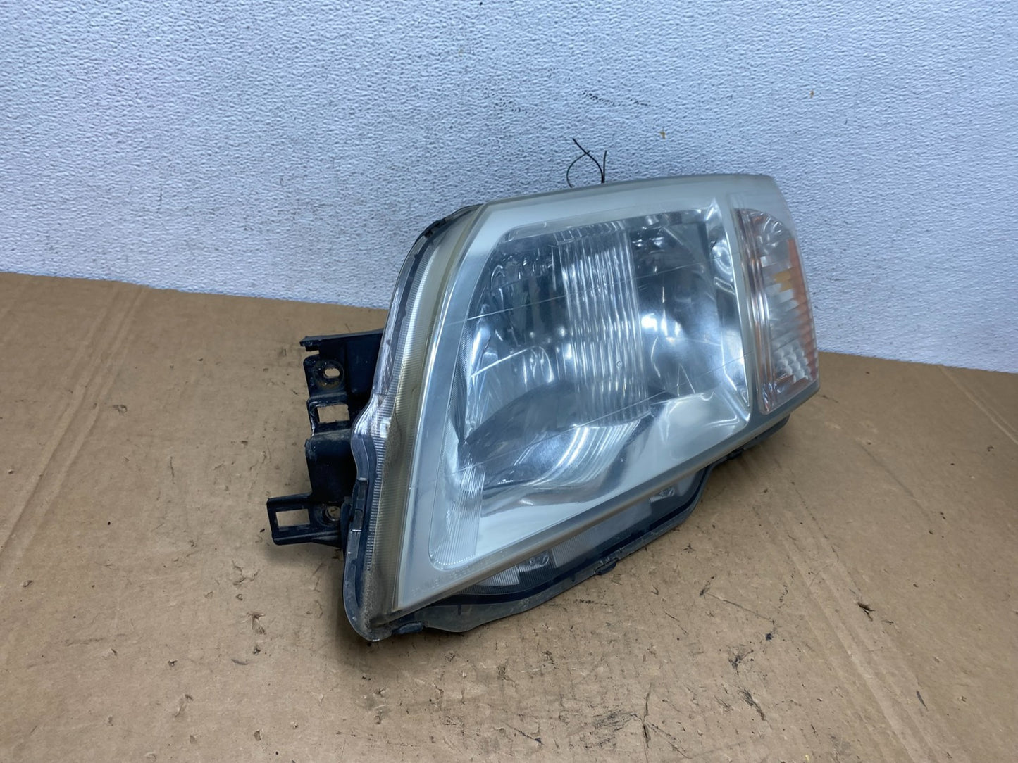 2004 - 2008 Mitsubishi Endeavor Headlight Left Driver Lh Side AD3302 DW2