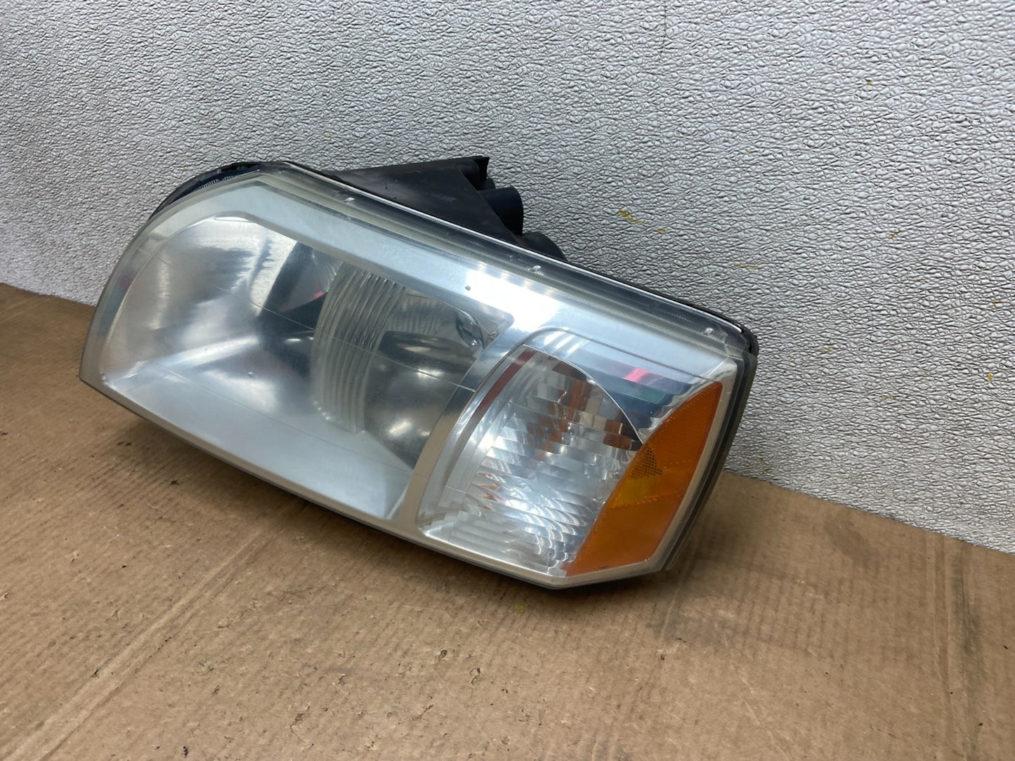2004 - 2008 Mitsubishi Endeavor Headlight Left Driver Lh Side AA6306 DW1