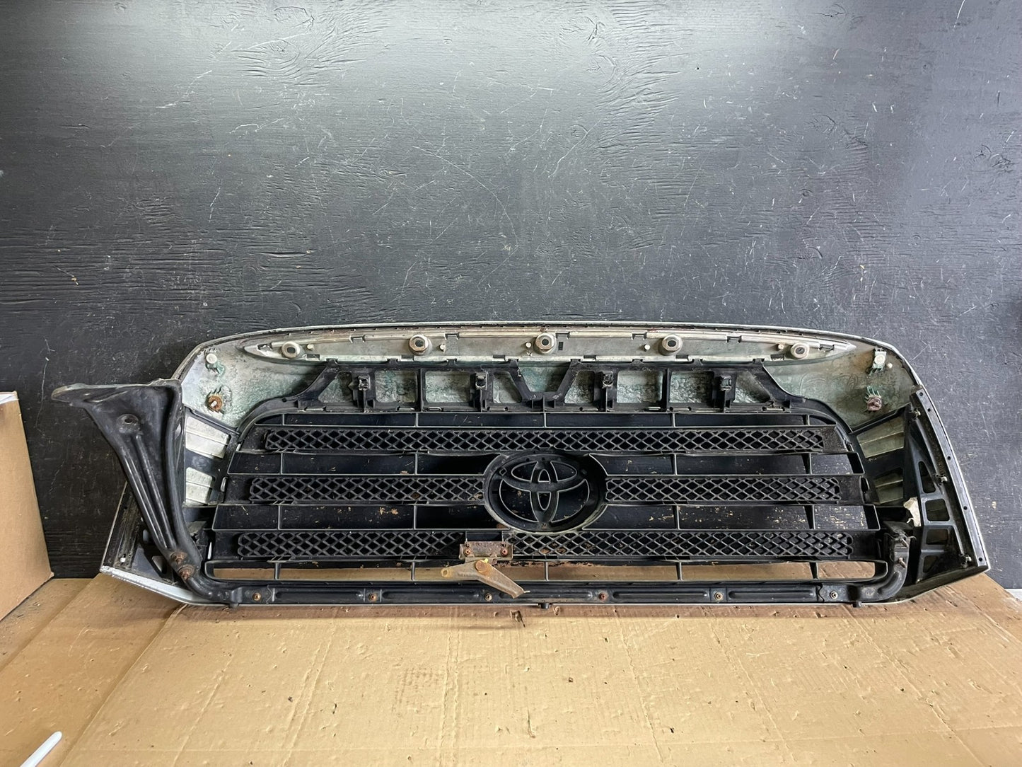 2007 to 2009 Toyota Tundra Front Upper Grill Grille W/ Emblem AA8913 DG3