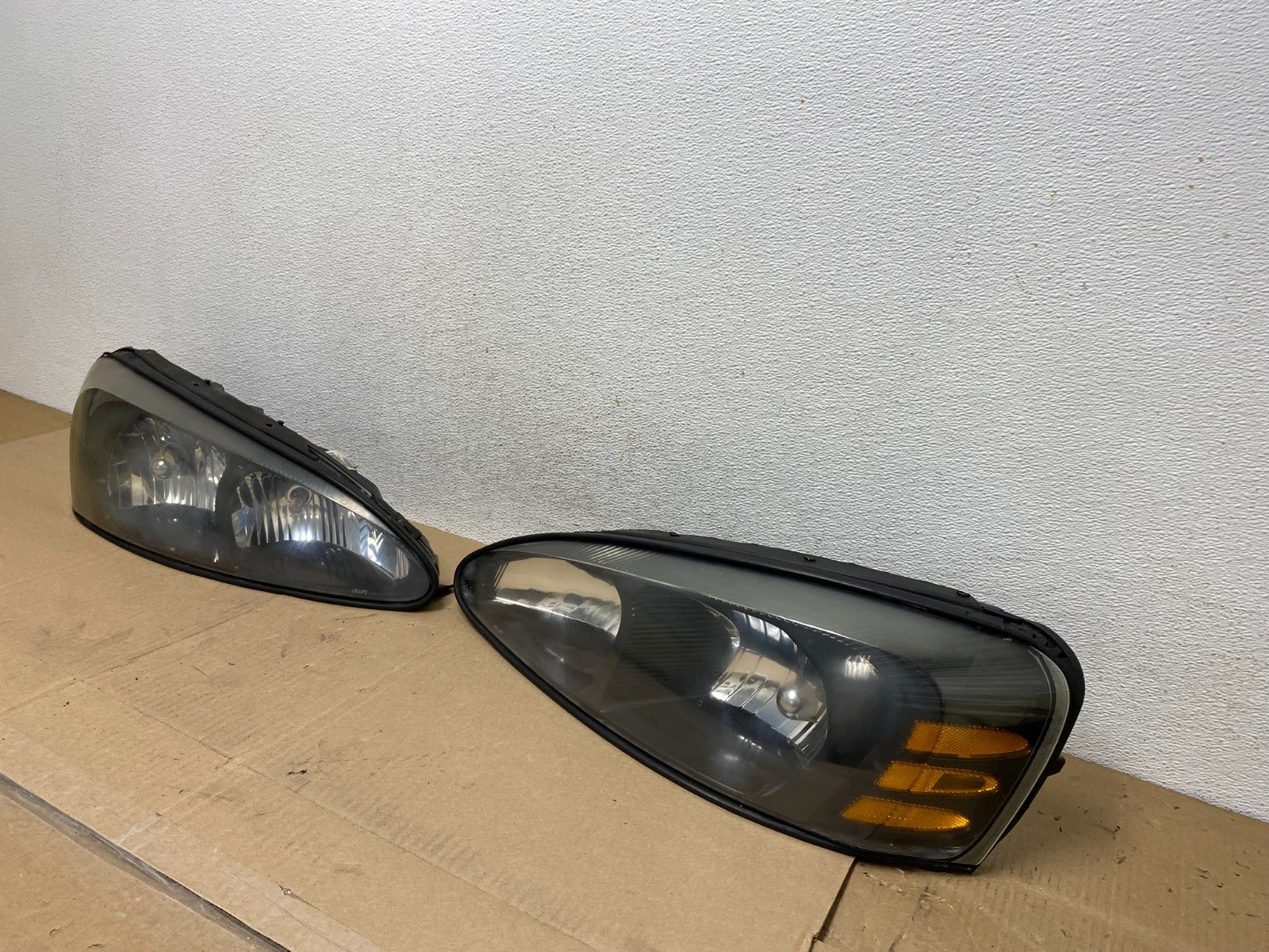 2004 to 2008 Pontiac Grand Prix Left+Right Side Black Headlights AE6656 DW1