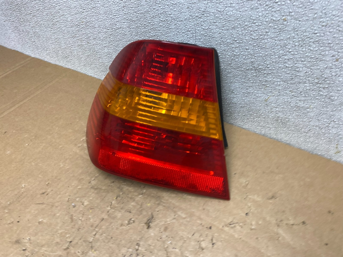 2002 -  2005 BMW 3 E46 Series Left Driver Side Lh Tail Light V5604 DW1
