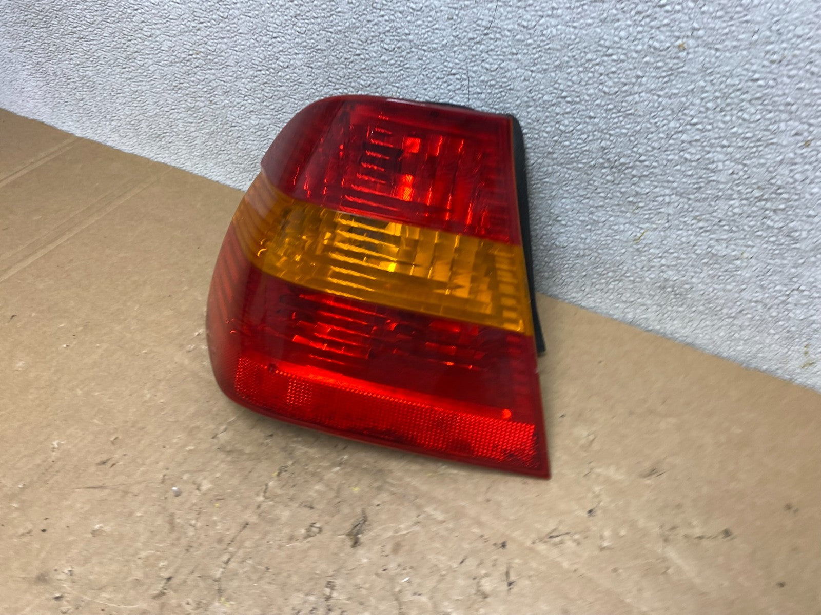 2002 -  2005 BMW 3 E46 Series Left Driver Side Lh Tail Light V5604 DW1