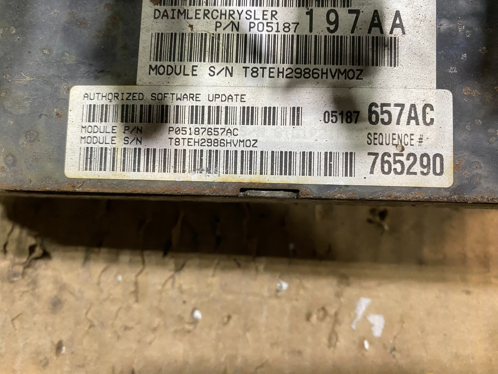 2005 Chrysler  Caravan  3.3L Engine Control Unit ECU P05187657AC y1541 DG3