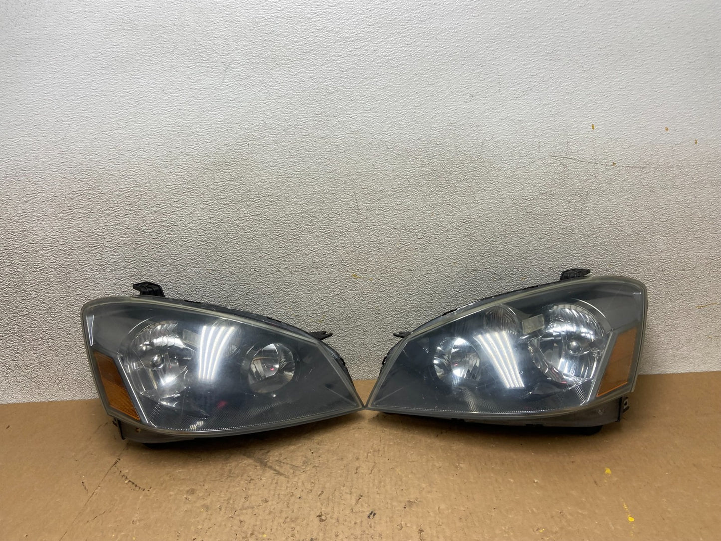 2005 to 2006 Nissan Altima Left+Right Side Set Halogen Headlights OEM Z9335 DW0