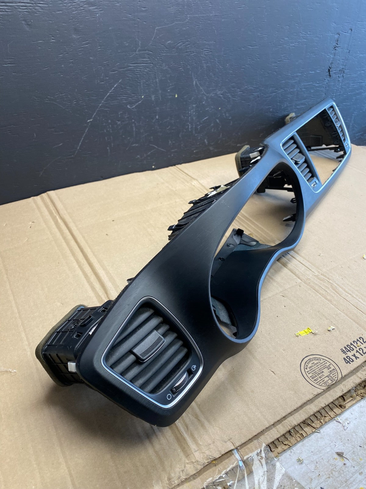 2015 to 2018 Kia Sedona Speedometer Radio Bezel Air Vent 84740-a9000 AB8724 DG1