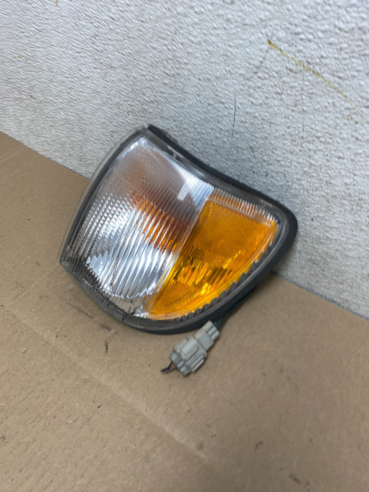 1999-2004 Nissan Pathfinder Front Left Driver Turn Signal J8483 DW1