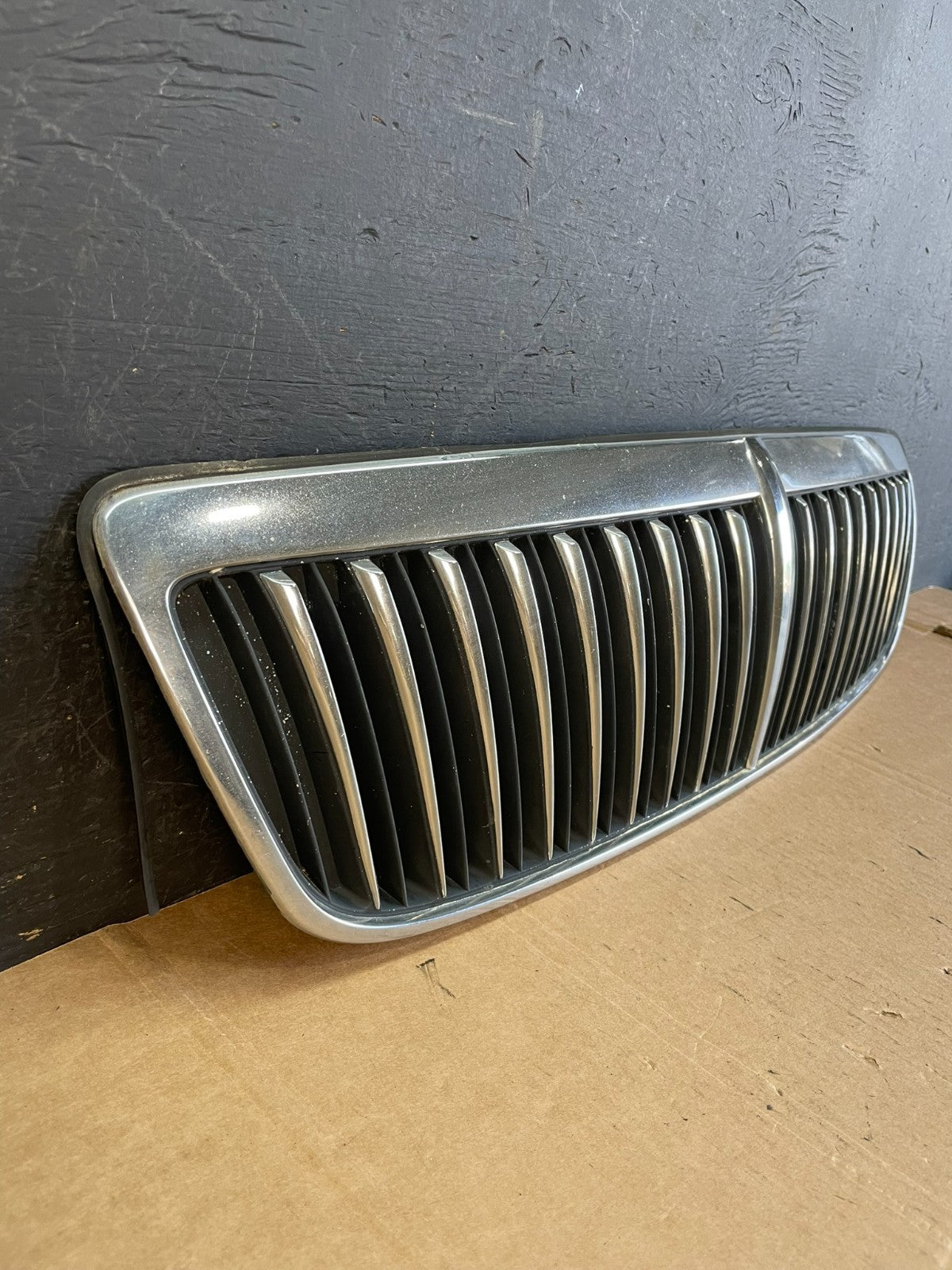 2002 to 2005 Hyundai XG350 Front Upper Grill Grille W/Emblem AE8373 DG2