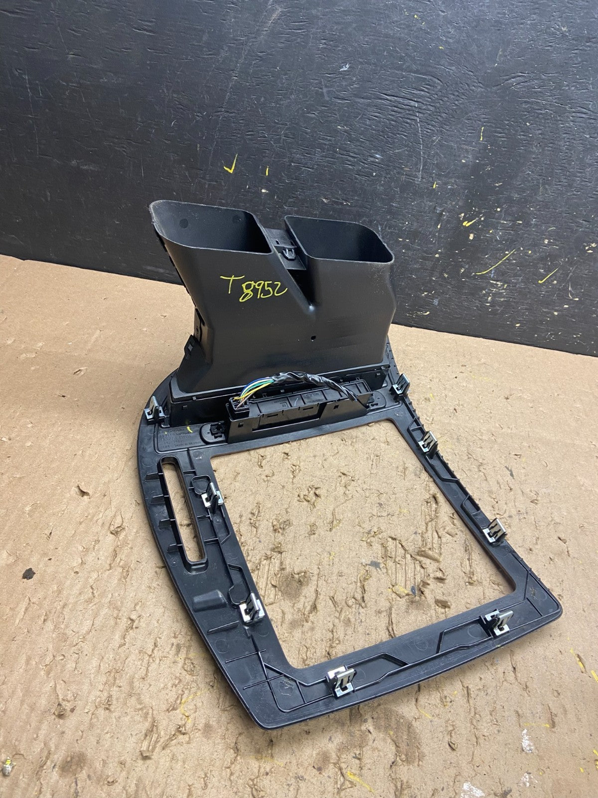 2005 to 2009 Saab 9-7X Dash Radio Stereo Display Trim Panel Bezel T8952 DG3