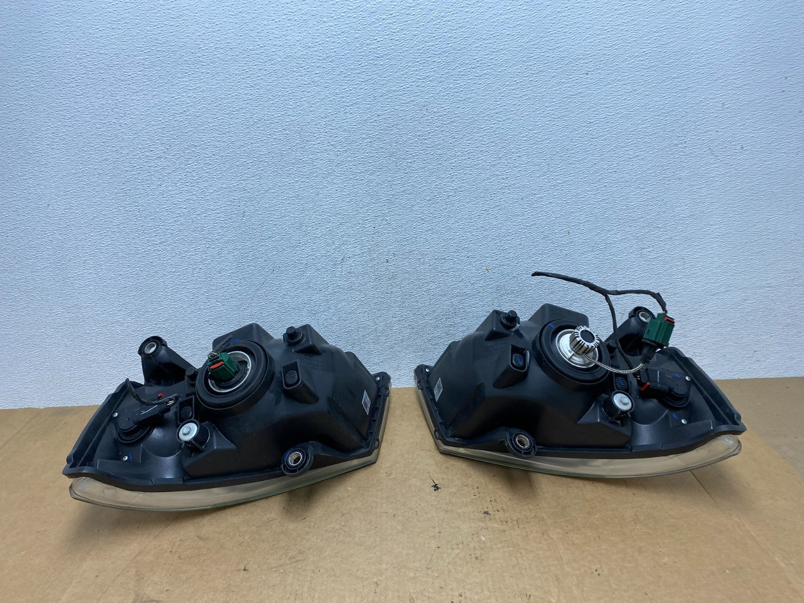 2008 to 2010 Dodge Caravan Left+Right Set Side Halogen Headlights AE3214 DW4