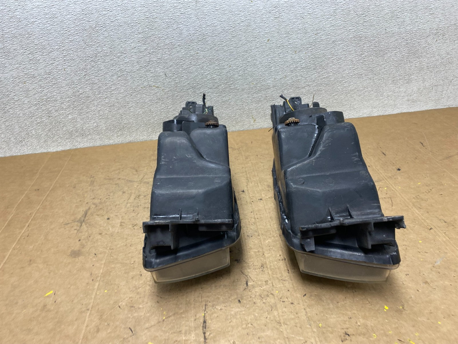 2002 to 2003 Mitsubishi Galant Left+Right Side Headlights T5183 DW11